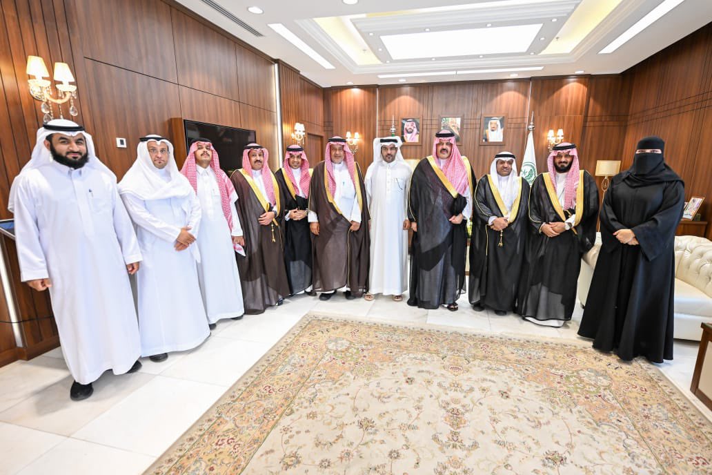 أمير حائل يستعرض خطة هيئة التراث ومنجزات جمعية حضارات للتراث